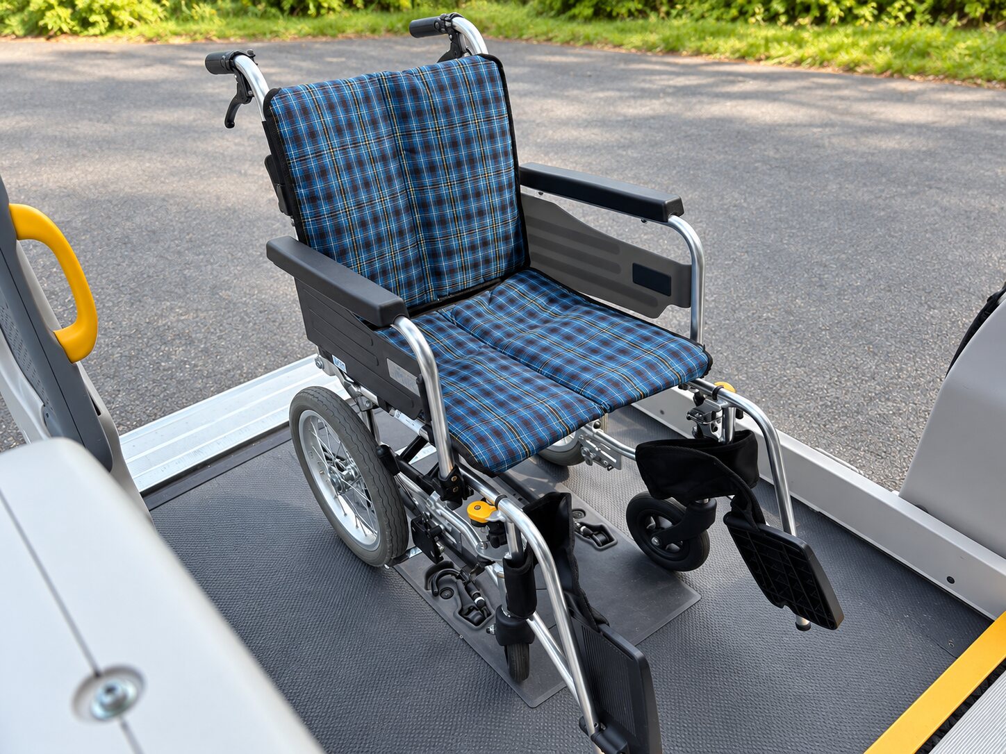昇降リフトに固定した車椅子と安全設備